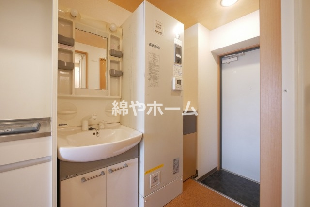 オズレジデンス天下茶屋の洗面所|ゆったりとスペースのある洗面所