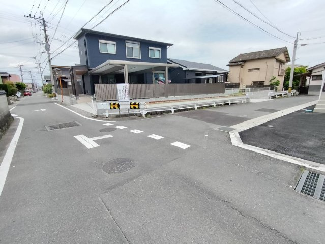 久留米市善道寺町飯田　新築戸建ての前面道路含む現地写真