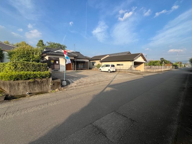 都城市都北町の中古一戸建の前面道路含む現地写真