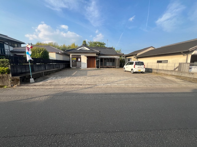 都城市都北町の中古一戸建の前面道路含む現地写真