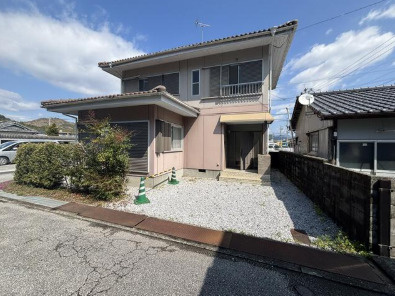 【南向き×角地】高知市孕西町　中古一戸建ての外観|陽当り良好な南向きの一戸建て。駐車スペースも完備！