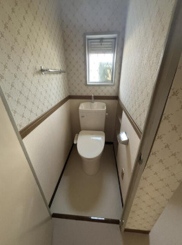 【南向き×角地】高知市孕西町　中古一戸建てのトイレ|温水洗浄便座付き。小窓があり通気性も確保されています