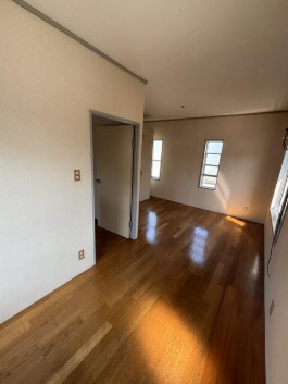 【南向き×角地】高知市孕西町　中古一戸建ての洋室|2面の窓から光が差し込む、明るく風通しの良い居室