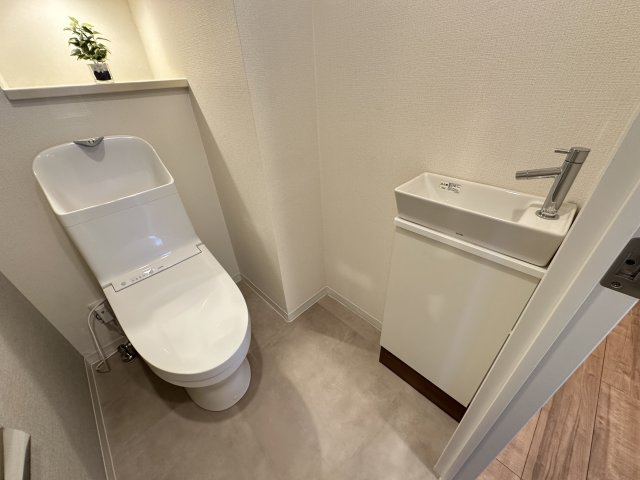 モアグランデ新横浜北のトイレ|トイレ内に新規洗面台設置！タオル掛けもついているので機能性◎な空間です。
