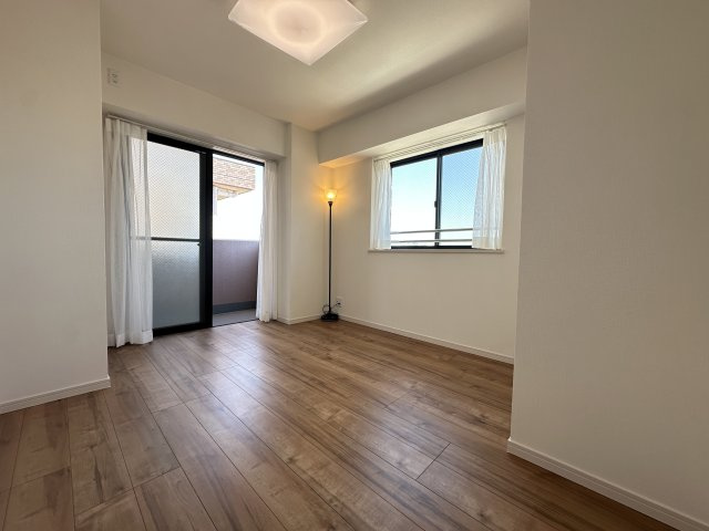モアグランデ新横浜北の洋室|廊下側の居室です。ポーチに面したお部屋なので開放感が有る過ごしやすいお部屋です。