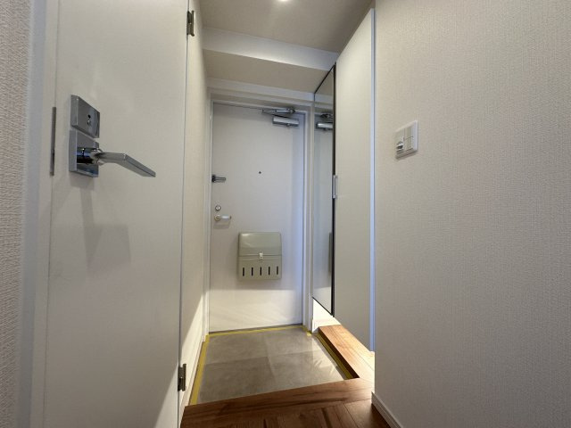 モアグランデ新横浜北の玄関|白を基調とした明るい印象の玄関です。シューズボックスが埋め込み式なので、玄関がすっきり使えそうです。