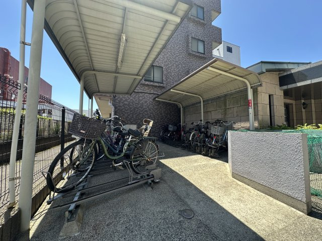 モアグランデ新横浜北のその他|大切な自転車を雨から守ってくれる屋根付きの駐輪スペースです。