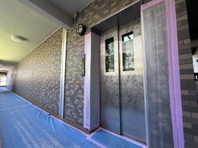モアグランデ新横浜北のその他共用部分|エレベーターを完備したマンションです。エントランスもバリアフリーなのでベビーカーでおでかけにも安心◎