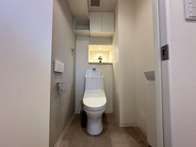 モアグランデ新横浜北のトイレ|温水洗浄便座の最新トイレ設備です。吊戸棚もあるのでトイレに収納があるのは助かります。