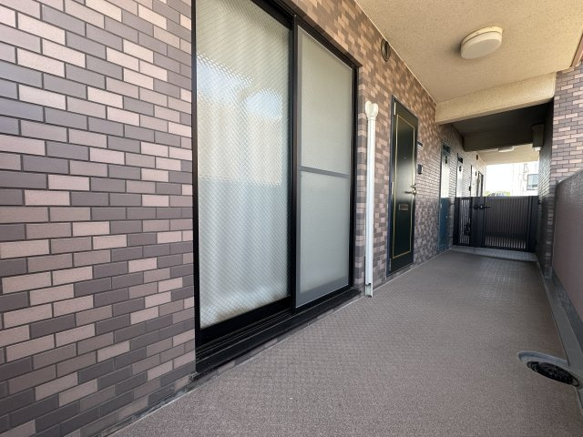 モアグランデ新横浜北のその他|プライバシー性も確保される専用玄関ポーチ付きの住戸です。居室にも面していて色々な使い方が出来そう。