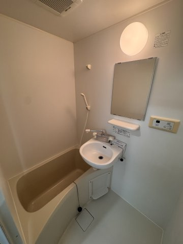 (有)富士マンションの浴室|バス・トイレ別。清潔感のあるタイル仕様のセパレートバス