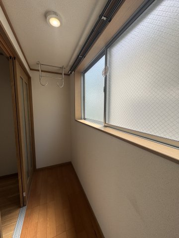 (有)富士マンションのバルコニー|南向きサンルーム付き。