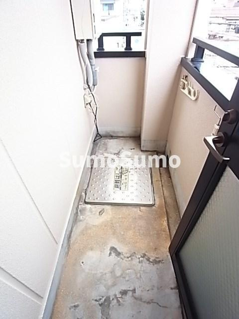 前田マンションのバルコニー|外からの目が気にならないバルコニーで洗濯物が干せます