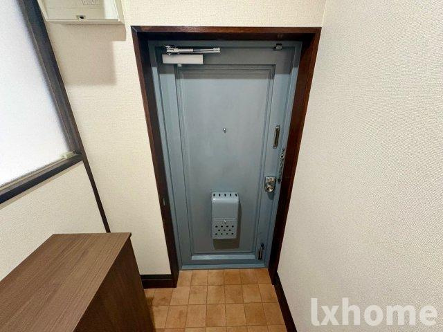 清水マンションの玄関|収納もある玄関です