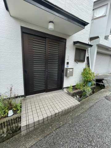 西山町4丁目貸家のエントランス