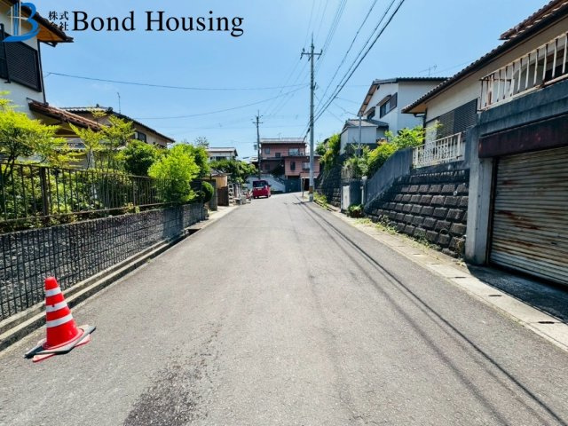 駐車スペース並列3台可能　秋葉台4期　新築限定1棟の前面道路含む現地写真