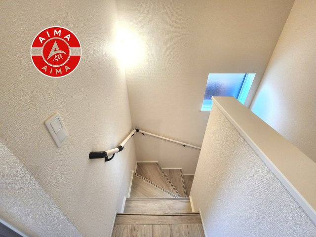 福岡市博多区新和町2丁目第1-3棟（2号棟）の内装|＜手すり付階段＞手すりがないと階段の昇り降りで危険なことはもちろん、壁に手をつきながら歩くことで壁紙が汚れやすくなります。すべての方に快適に昇り降りしていただくため、手すりを設置しました。