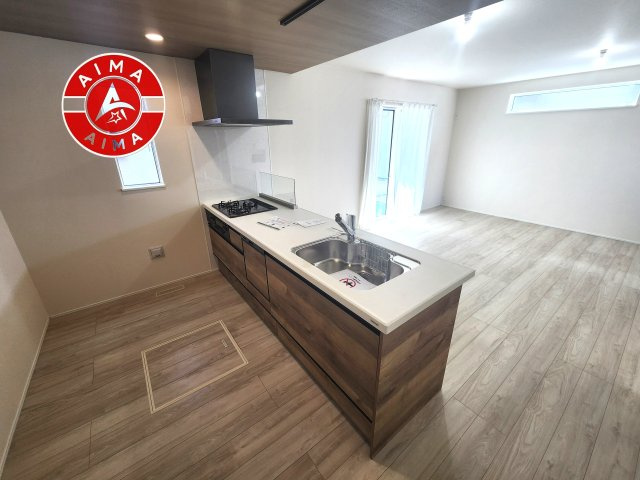 福岡市博多区新和町2丁目第1-3棟（2号棟）のキッチン|ダイニングテーブルへの配膳がラクラク、お料理はかどるカウンター付きシステムキッチン！