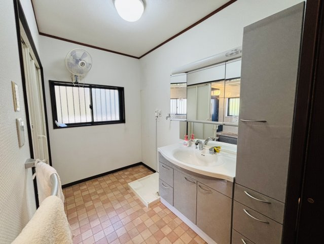 岸和田市葛城町　中古戸建の独立洗面台