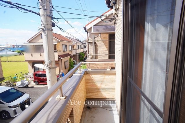 【バルコニー】 | 八尾市小畑町1丁目 | 2階、廊下にある窓から西側のベランダに出入りできます☆
