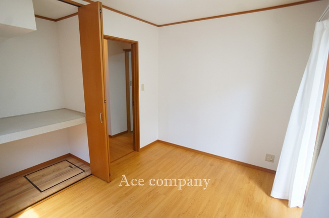 【子供部屋】 | 八尾市小畑町1丁目 | 【1階：洋室5.2帖】収納あります♪収納内に床下収納もあります♪