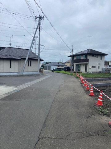 小山市大字西黒田　分譲地　区画①の前面道路含む現地写真