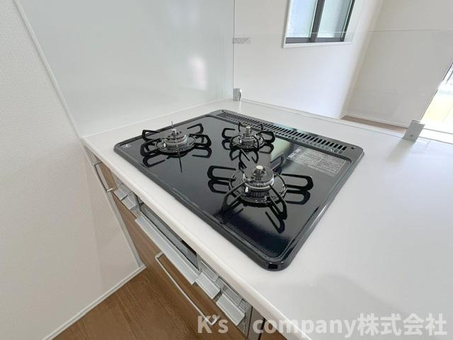 ◎茅ヶ崎市芹沢　新築戸建◎のキッチン|三口ガスコンロでお料理の幅が広がります◇