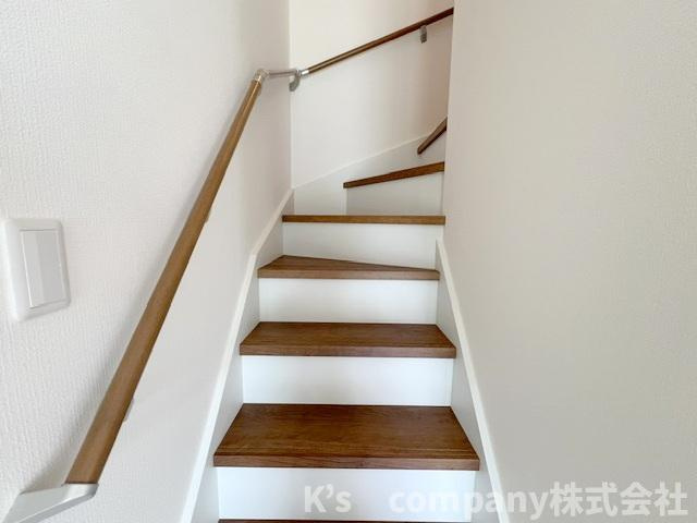 ◎茅ヶ崎市芹沢　新築戸建◎の内装|手すり付きの階段☆小さなお子様やご年配の方にも優しい仕様♪