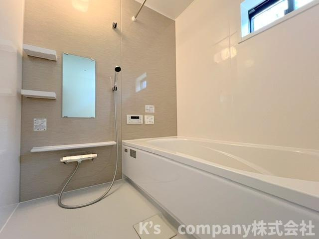 ◎茅ヶ崎市芹沢　新築戸建◎の浴室|やさしい色合いのアクセントパネルが使用されており心地の良いスペースです◇