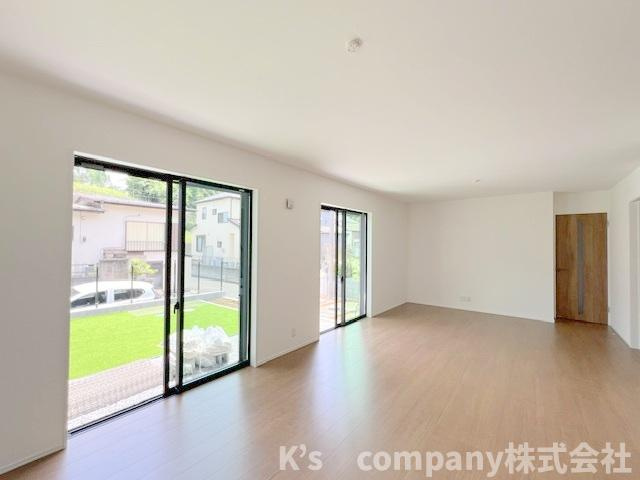 ◎茅ヶ崎市芹沢　新築戸建◎の居間・リビング|広い窓から明るい日差しが差し込みます♪