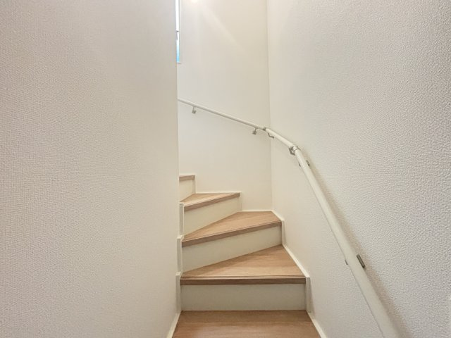 GRAFARE瀬戸市高根3期｜名古屋市の戸建ならホームアップの内装|小さなお子様からご年配の方まで。家族みんなが安心して上り下りできるよう、安全性に配慮した手すり付き階段