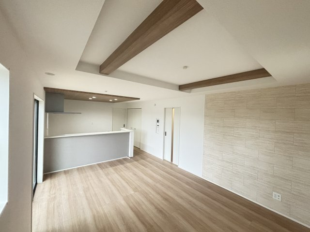 GRAFARE瀬戸市高根3期｜名古屋市の戸建ならホームアップの居間・リビング|たっぷりの陽光が降り注ぎ、自然と家族が集まる明るい空間。笑顔あふれる団らんの時間がここから始まります。