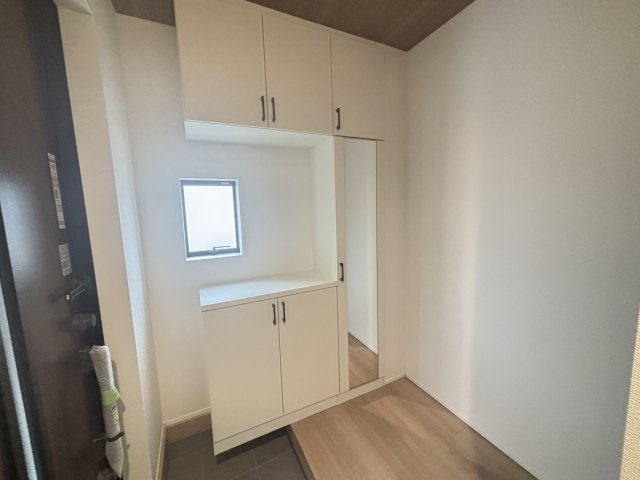 GRAFARE瀬戸市高根3期｜名古屋市の戸建ならホームアップの玄関|靴だけでなくベビーカーやアウトドアグッズの収納に便利なSIC