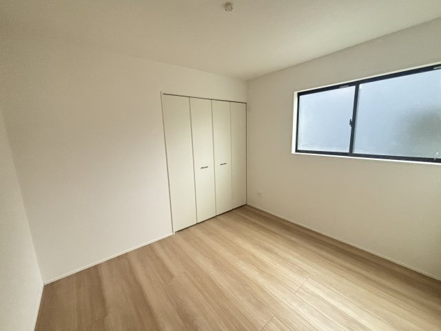 GRAFARE瀬戸市高根3期｜名古屋市の戸建ならホームアップの洋室|全室にクローゼットを完備。お洋服や荷物を隠して収納できるので、お部屋をいつも広々スッキリと保てます。