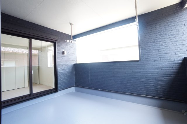 クレイドルガーデン常滑市　常滑市保示町第２　２号棟のバルコニー|広々インナーバルコニー！家族みんなの洗濯物をまとめて干すことができます。天候の影響が少ないので突然の雨でも安心。ガーデニングなどの趣味を楽しむのにもぴったりです