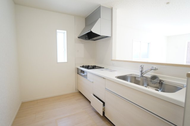 クレイドルガーデン常滑市　常滑市保示町第２　２号棟のキッチン|シンプルなインテリアに馴染む使いやすいシステムキッチン。お料理しながら会話弾む対面キッチンは家族と顔を合わせながらお料理が出来て楽しい時間を過ごせそうです♪