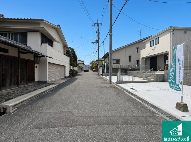 24(土)25(日)現地説明会！◆大阪狭山市西山台　第1期　新築一戸建ての前面道路含む現地写真|周辺は閑静な住宅街！前面道路広々で車の出し入れも便利です。駐車が苦手な方でも安心して車庫入れできます！