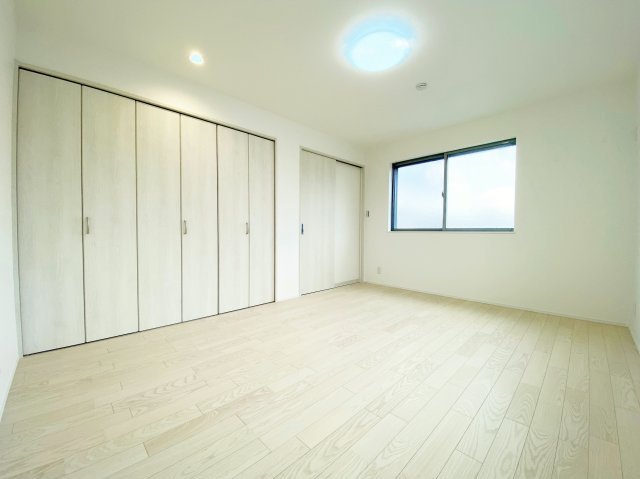 練馬区平和台2丁目 全3棟 B号棟の洋室|3階8.0帖洋室には間口の広いクローゼットがあり、居住スペースを広々とお使いいただけます
ゆとりのある広さで居室部分を広々とお使いいただけるので主寝室におすすめです