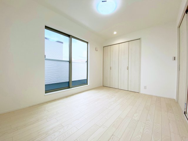 練馬区平和台2丁目 全3棟 B号棟の洋室|3階6.1帖洋室
3階にもバルコニーがあり＋αのゆとりと開放感を演出いたします