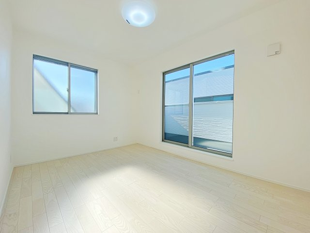 練馬区平和台2丁目 全3棟 B号棟の洋室|3階6.13帖洋室は整形なお部屋なので家具のレイアウトもしやすいです
2面開口の明るく快適な洋室
大きな掃き出し窓からバルコニーに動線がつながります