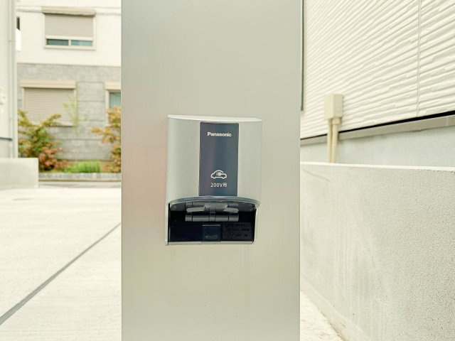 練馬区平和台2丁目 全3棟 B号棟の設備|【EVコンセント】
電気を動力とするEV車、充電が可能なハイブリッド車「PHEV車」の充電を行えるコンセント
電気自動車の普及が増え、ご家庭にも必須の設備となってまいりました 