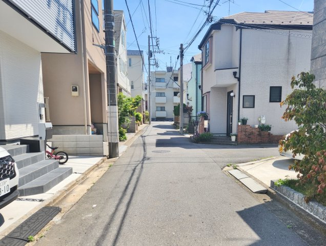 練馬区平和台2丁目 全3棟 B号棟の前面道路含む現地写真|穏やかで暮らしやすい閑静な住宅地エリア
駅徒歩10分の好立地に誕生いたしました
是非現地にて実際にご見学ください♪♪