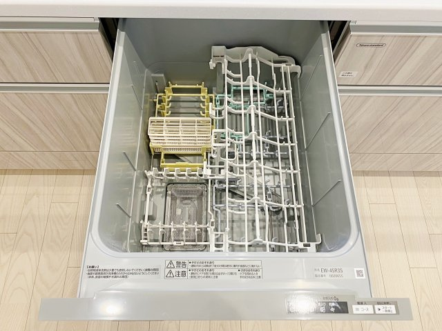 練馬区平和台2丁目 全3棟 B号棟のキッチン|【食器洗乾燥機】
食後の片づけに便利な食器洗乾燥機が標準装備です 時間が有効活用でき、節水にもなります 