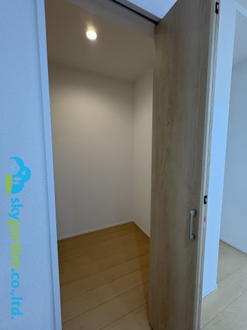 鎌倉市浄明寺４丁目1期　新築戸建　全２棟２号棟の収納|キッチン横のパントリー