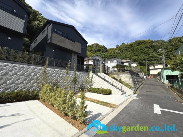 鎌倉市浄明寺４丁目1期　新築戸建　全２棟２号棟の前面道路含む現地写真
