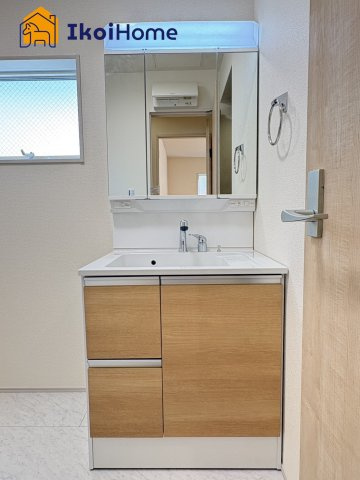 神戸市垂水区千鳥が丘２丁目３期　全２棟１号棟　新築戸建の洗面所|【ホームページに現地動画掲載中】●年中無休：当日予約可●洗面台はお化粧をする時に便利な3面鏡。