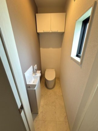 高倉1丁目　中古一戸建てのトイレ|タンクレストイレ
■物件内覧・資金計画相談・住宅ローン相談、リフォーム相談、お問合せ受付中■
※当日・翌日のご内覧、ご相談はお電話でのお問合せがスムーズです！