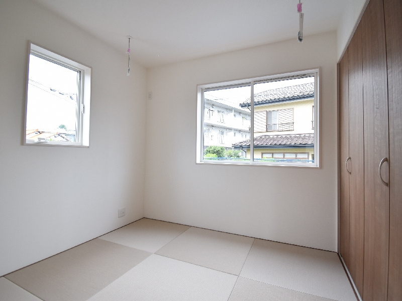 新築　高崎市石原町8区画　1号棟の和室|現地写真　リビング隣の和室はお子様の遊び部屋としてもちょうどいいですね♪