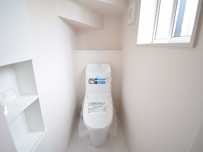 新築　高崎市石原町8区画　1号棟のトイレ|現地写真　白を基調としたさわやかなトイレは汚れがつきにくくお手入れもしやすいのが特徴♪