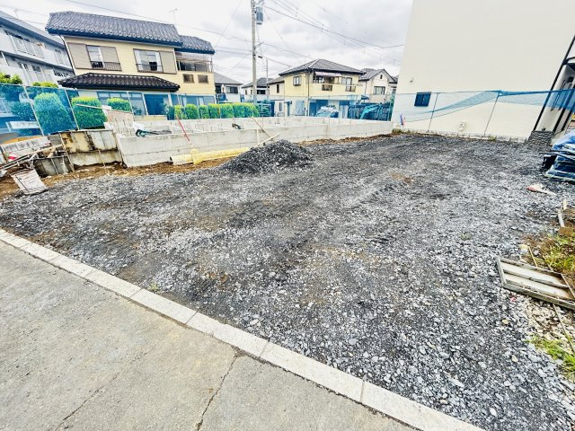 新築　高崎市石原町8区画　1号棟の駐車場|現地写真　駐車スペースは建物西側に2台分可能です！